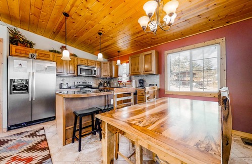Carriage Hills Cabin | Wonderful family cabin w/stunning views, free WiFi, & full kitchen - near trails