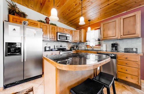 Carriage Hills Cabin | Wonderful family cabin w/stunning views, free WiFi, & full kitchen - near trails
