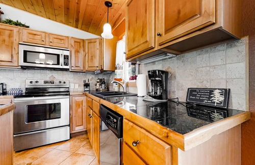 Carriage Hills Cabin | Wonderful family cabin w/stunning views, free WiFi, & full kitchen - near trails