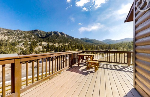 Carriage Hills Cabin | Wonderful family cabin w/stunning views, free WiFi, & full kitchen - near trails