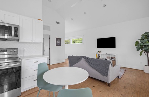 Northside Apartment | Wonderful Getaway 1BR with Balcony Views