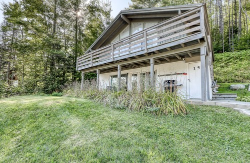 Winhall House | Wonderful Getaway Near the Slopes W/ Free WiFi. Scenic Deck, & Full Kitchen!