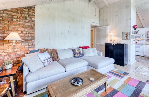 Winhall House | Wonderful Getaway Near the Slopes W/ Free WiFi. Scenic Deck, & Full Kitchen!