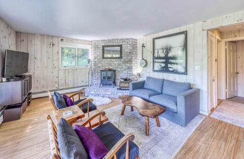 Winhall House | Wonderful Getaway Near the Slopes W/ Free WiFi. Scenic Deck, & Full Kitchen!