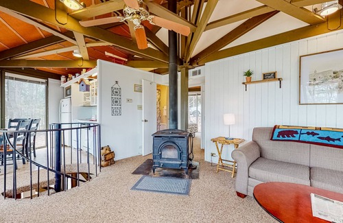 Big Canoe House | Wonderful hideaway with WiFi, furnished balcony & full kitchen