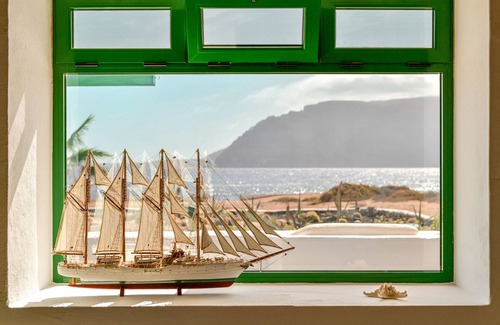 Teguise House | Wonderful Holiday Home “Villa Flores” Directly on the Beach with Sea View