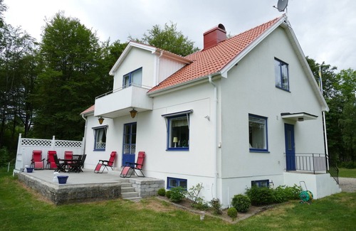 Ryd House | Wonderful holiday home directly on Lake Åsnen with boats, canoes and internet