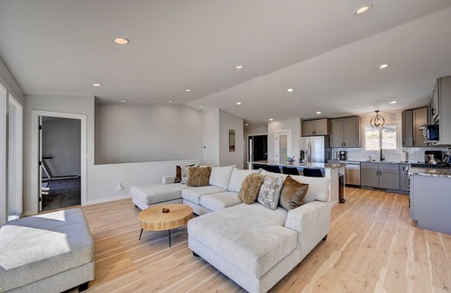 Bailey House | Wonderful Mountain Scenic Views with Freestanding Arcade