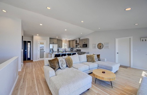 Bailey House | Wonderful Mountain Scenic Views with Freestanding Arcade