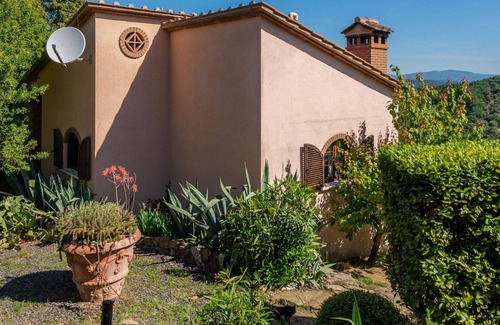 Scarlino Villa | Wonderful private villa for 4 people with WIFI, TV, terrace, pets allowed and parking