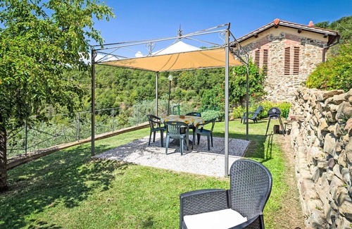 Loro Ciuffenna House | Wonderful private villa for 14 people with private pool, WIFI, balcony and pets allowed