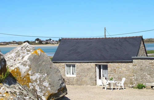 Plounevez-Lochrist House | Wonderful private villa for 2 guests with pets allowed