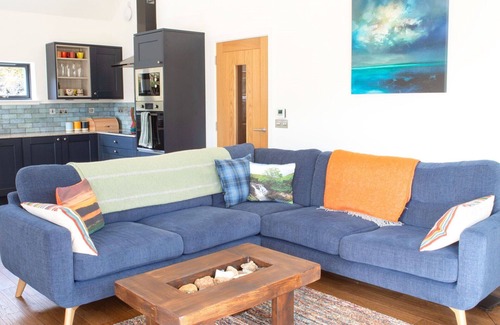 Breakish House | Wonderful private villa for 2 guests with WIFI, TV, terrace and pets allowed