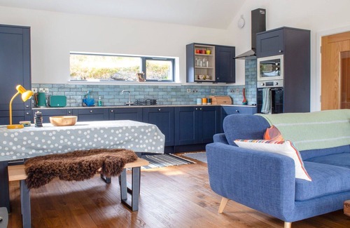 Breakish House | Wonderful private villa for 2 guests with WIFI, TV, terrace and pets allowed