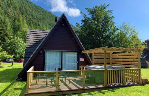 South Laggan House | Wonderful private villa with WIFI, hot tub, TV, terrace, pets allowed and panoramic view