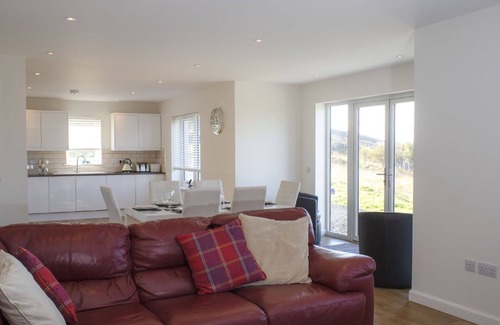 Tarskavaig House | Wonderful private villa for 6 guests with WIFI, TV, pets allowed and panoramic view