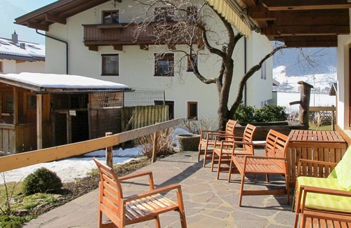 Eckartau House | Wonderful private villa for 20 guests with WIFI, TV, terrace and parking