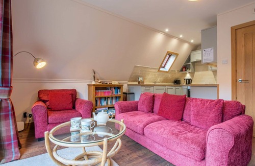 South Laggan House | Wonderful private villa for 4 people with TV, balcony and panoramic view