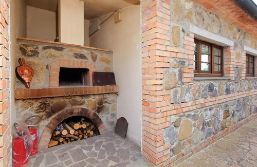 Radicofani Villa | Wonderful private villa with WIFI, A/C, hot tub, private pool, TV, patio, pets allowed and parking