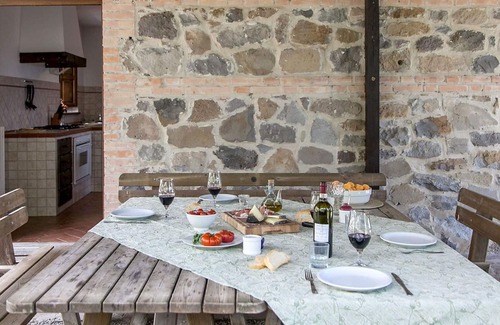 Radicofani Villa | Wonderful private villa with WIFI, A/C, hot tub, private pool, TV, patio, pets allowed and parking
