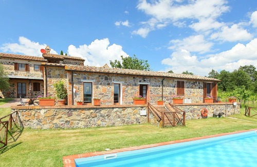 Radicofani Villa | Wonderful private villa with WIFI, A/C, hot tub, private pool, TV, patio, pets allowed and parking