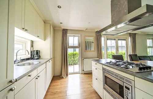 Dordtse Biesbosch House | Wonderful private villa for 4 people with pool, WIFI, TV and terrace