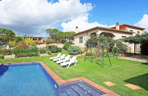 La Goba House | Wonderful private villa for 6 guests with private pool, WIFI, TV, patio, pets allowed and parking