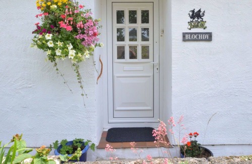 Brynsiencyn House | Wonderful private villa for 5 people with WIFI, TV, patio, pets allowed, panoramic view and park...