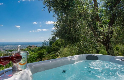 Macchino House | Wonderful private villa for 6 people with WIFI, private pool, hot tub, TV, patio and pets allowed