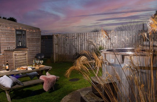 Helford Passage House | Wonderful private villa for 4 guests with hot tub, WIFI, TV, pets allowed and panoramic view