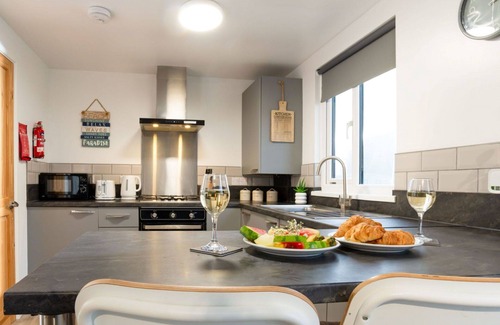 Helford Passage House | Wonderful private villa for 3 guests with hot tub, WIFI, TV, pets allowed and panoramic view