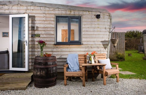 Helford Passage House | Wonderful private villa for 3 guests with hot tub, WIFI, TV, pets allowed and panoramic view
