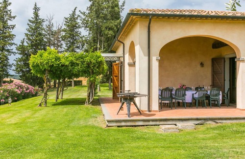 Manciano Villa | Wonderful private villa with private pool, WIFI, TV, patio, pets allowed and panoramic view