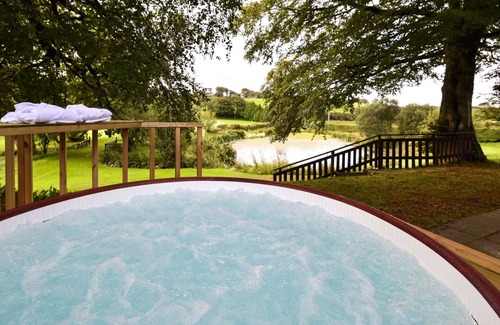 Fivelanes House | Wonderful private villa for 4 guests with WIFI, hot tub, TV, patio and pets allowed