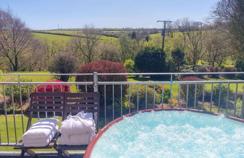 Fivelanes House | Wonderful private villa for 4 people with hot tub, WIFI, TV and patio