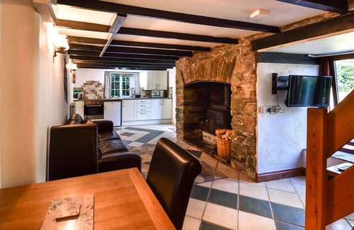 Fivelanes House | Wonderful private villa for 2 people with WIFI, hot tub, TV, patio and pets allowed