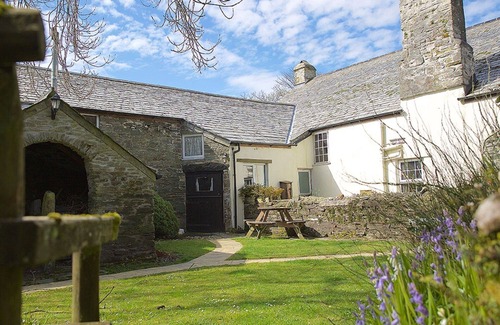 Fivelanes House | Wonderful private villa for 7 guests with WIFI, hot tub, TV, patio and pets allowed
