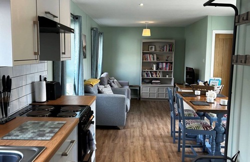 Liskeard House | Wonderful private villa for 4 guests with WIFI, TV, patio and pets allowed