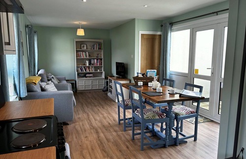 Liskeard House | Wonderful private villa for 4 guests with WIFI, TV, patio and pets allowed