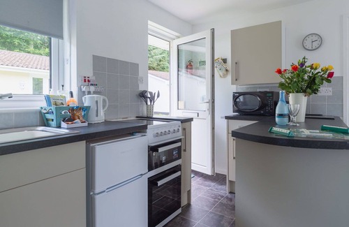 Liskeard House | Wonderful private villa for 8 guests with WIFI, TV and patio