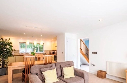 Carnon Downs House | Wonderful private villa for 4 people with pool, WIFI, TV and pets allowed