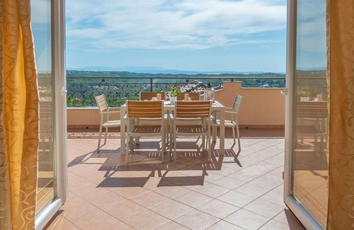 Viskovo Villa | Wonderful private villa for 8 people with WIFI, A/C, private pool, TV, terrace and parking