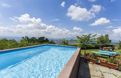 Uzzano Villa | Wonderful private villa for 5 people with WIFI, private pool and pets allowed