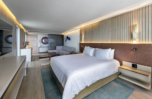 Village of La Jolla Hotel | Wonderful Stay! 2 Family-friendly Units! Swimming Pool Access! Parking On-site!