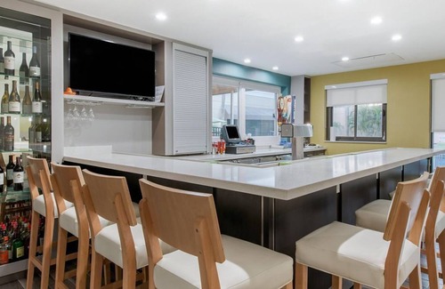 Tropic House | Wonderful Stay! 4 Lovely Units, Pool, Parking