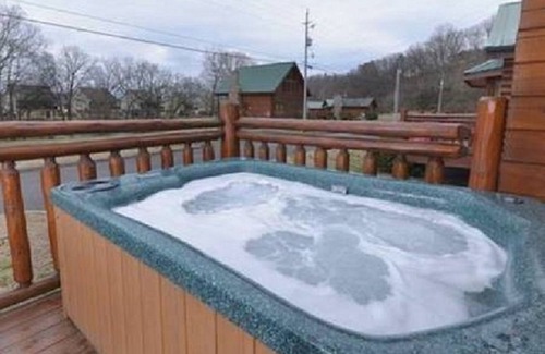 Pigeon Forge Apartment | Wonderful Studio Cabin - Close To The River and Town. Perfect For Couples !