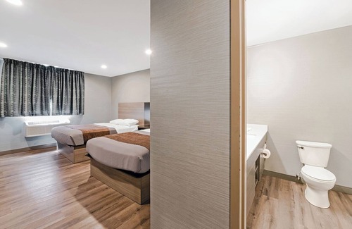 Foxboro House | Wonderful Trip! 4 Comfortable Units w/Free Bfast, Near Gillette Stadium!
