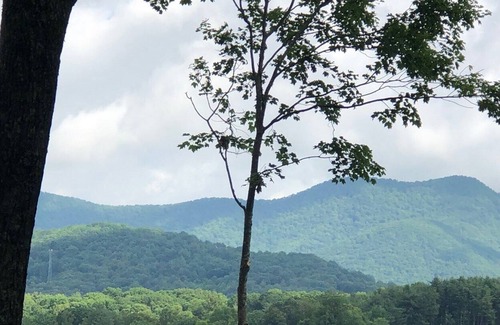 Candler House | WONDERFUL VIEWS, 5 Bedroom, sleeps up to 14, Skiing, Billiards, Ping Pong, Large Hot Tub, Campfir...