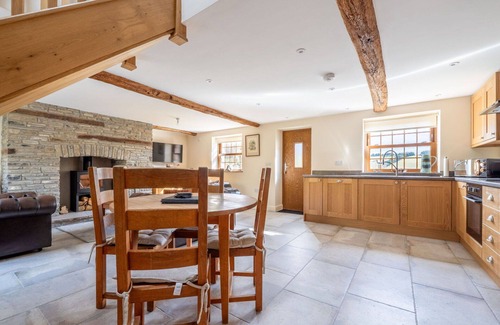 Brecon House | Wonderful villa for 4 guests with WIFI, terrace and parking