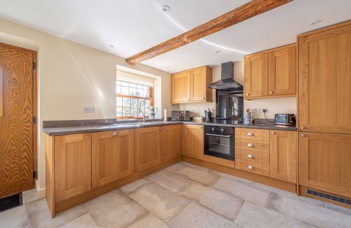Brecon House | Wonderful villa for 4 guests with WIFI, terrace and parking